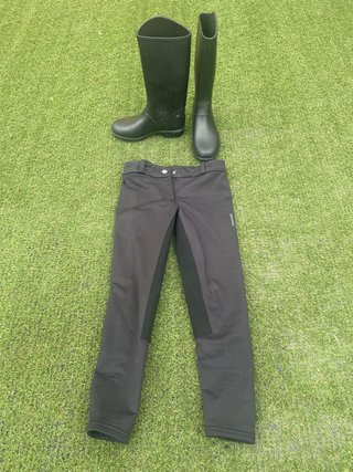 Botas y pantalón de hípica negro marca Fouganza