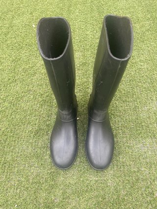 Botas y pantalón de hípica negro marca Fouganza