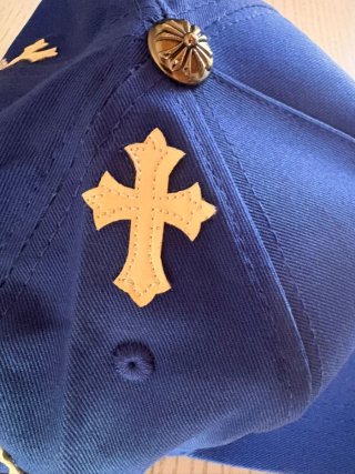 Cappello blu con visiera e ricami