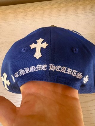 Cappello blu con visiera e ricami