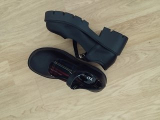 Zapatos negros con cuadros y tacón