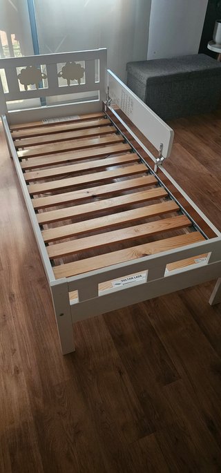 Cama infantil blanca con barandilla