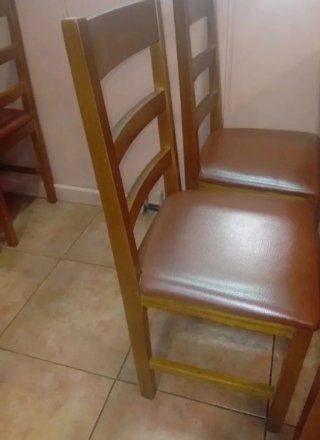 Cinco mesas y 20 sillas de castaño