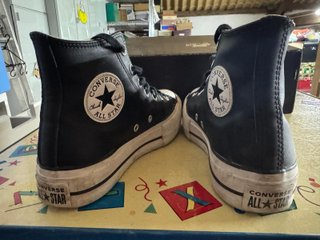 Converse Chuck Taylor All Star nere in pelle con piattaforma