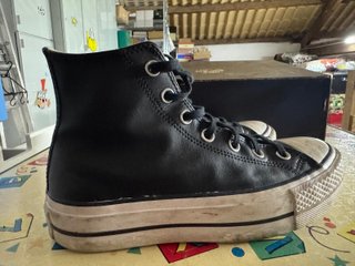 Converse Chuck Taylor All Star nere in pelle con piattaforma