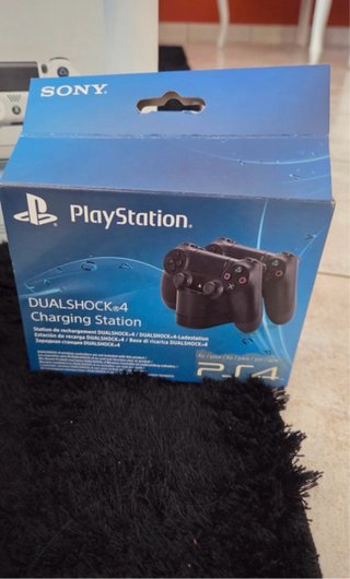 Consola PS4 + 2 Mandos sin juegos, y lampara mando