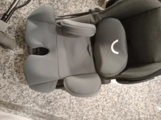 Silla de coche y carrito bebé gris