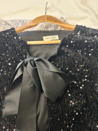 Chaqueta lentejuelas negra con lazada