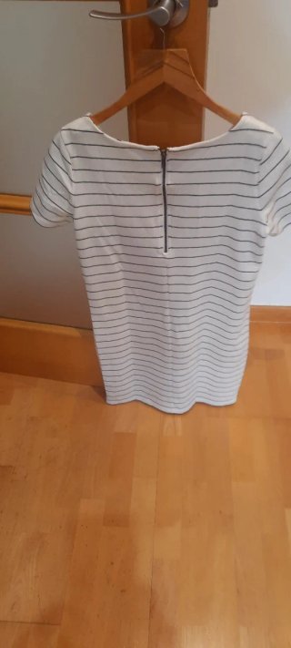 Vestido blanco con rayas negras