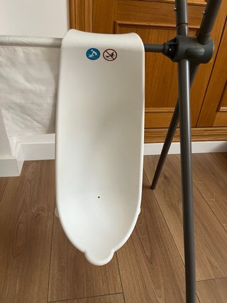 Bañera Stokke con reductor sin patas.