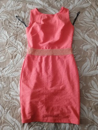 Vestido coral con cremallera dorada