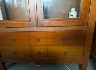 Vitrina de madera con puertas de cristal
