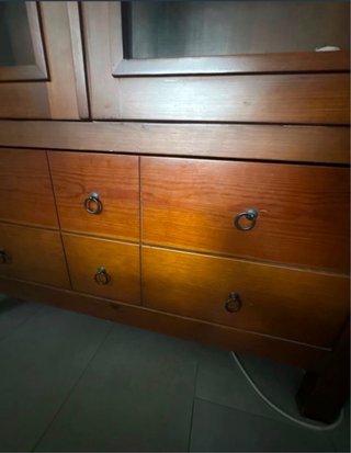 Vitrina de madera con puertas de cristal