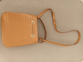 Bolso marrón con detalles dorados
