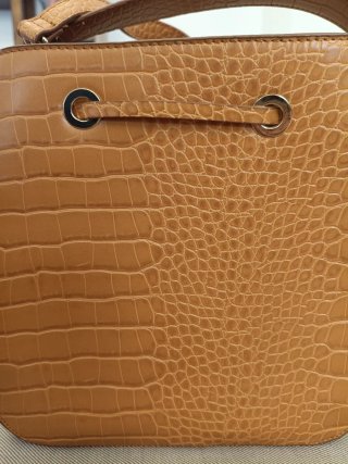 Bolso marrón con detalles dorados