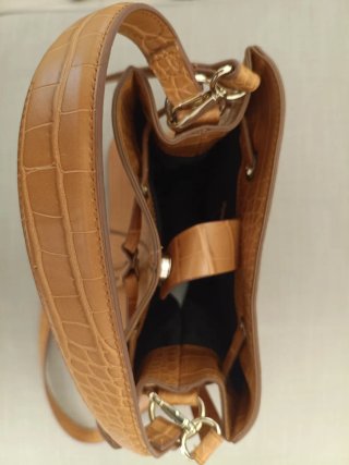 Bolso marrón con detalles dorados