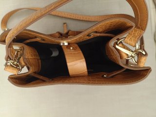 Bolso marrón con detalles dorados