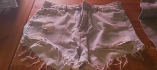 Jeans corti bianchi strappati