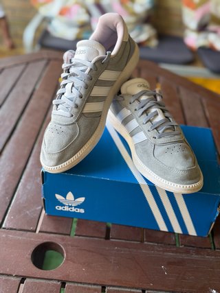 Zapatillas Adidas Grises y Blancas