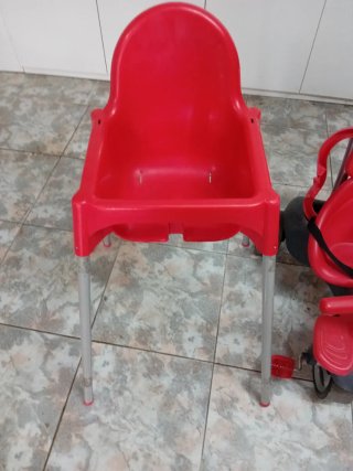 Trona y Triciclo Rojo