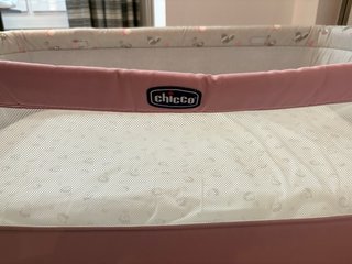 Cuna colecho Chicco + colchón y sábanas