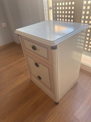 Mesita de noche de madera beige y rosa