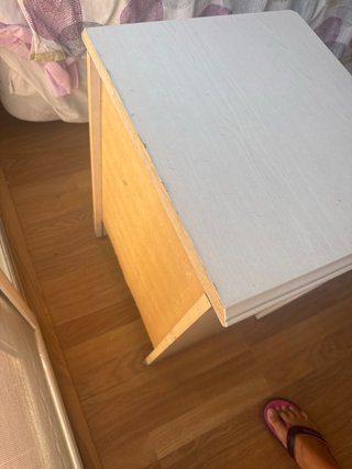 Mesita de noche de madera beige y rosa