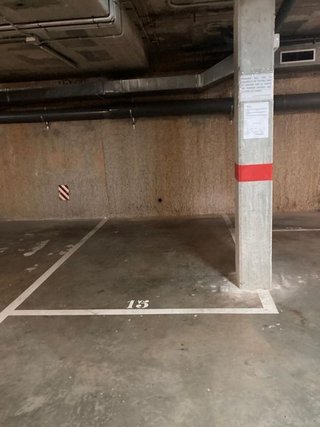 Garaje en venta en La Font de la Guatlla en Barcelona