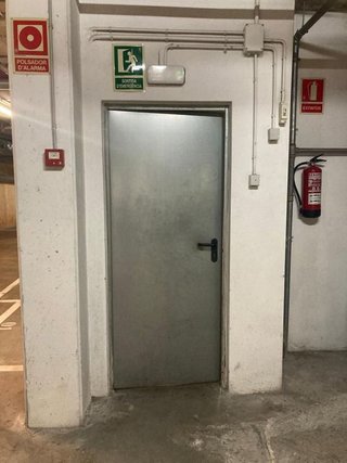 Garaje en venta en La Font de la Guatlla en Barcelona