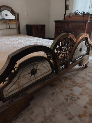 Cama dorada antigua 1.35 con espejos