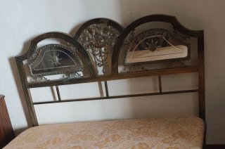 Cama dorada antigua 1.35 con espejos