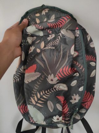 Mochila Quechua verde estampado plantas