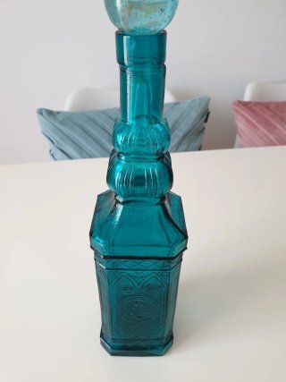 Botella de vidrio azul vintage