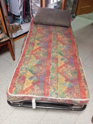 Cama plegable sin usar