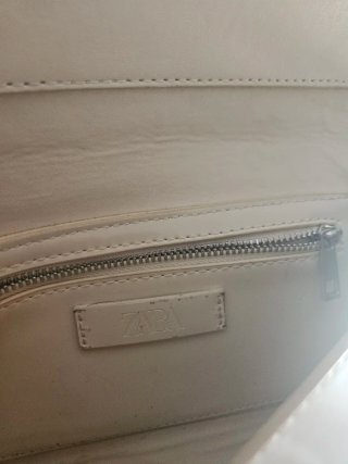 Bolso de hombro Zara beige con detalles rosa