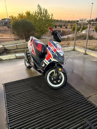 Yamaha Jog RR Negra y Roja