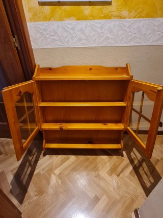 Estanterías rústicas de pino con puertas