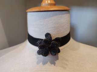 Gargantilla de terciopelo negro con flor (collar)