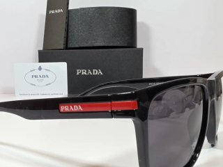 Gafas de sol Prada negras con detalles rojos