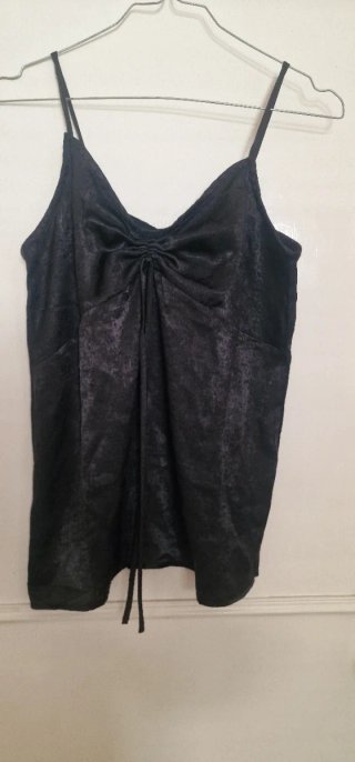 Blusa negra con cordón ajustable