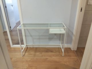 Mesa escritorio IKEA VITTSJÖ cristal y metal
