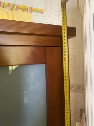 Mueble de madera con cristal
