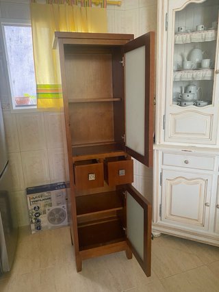 Mueble de madera con cristal