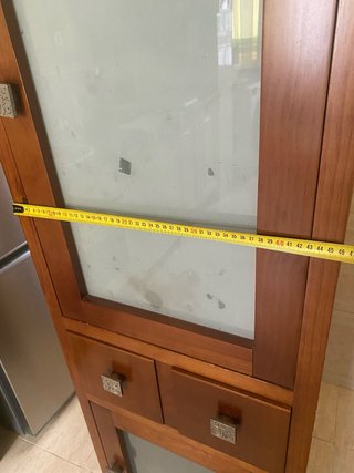 Mueble de madera con cristal
