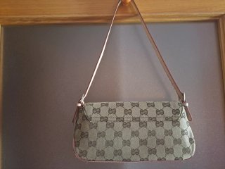 Bolso de hombro marrón y beige