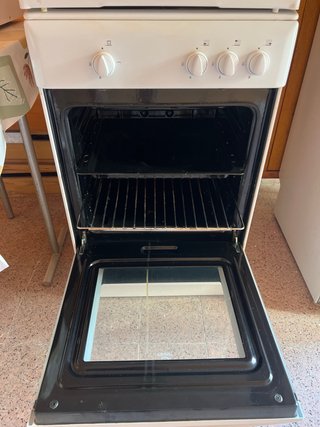 Cocina de gas blanca con horno