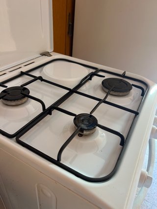 Cocina de gas blanca con horno