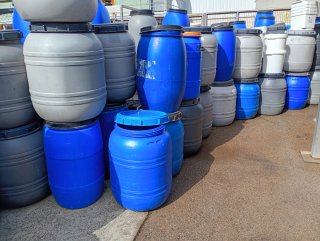 Bidones de plástico azul y gris