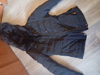 Abrigo acolchado de plumas Zara con capucha y pelo