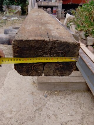 Viga de madera maciza grande y muy pesada